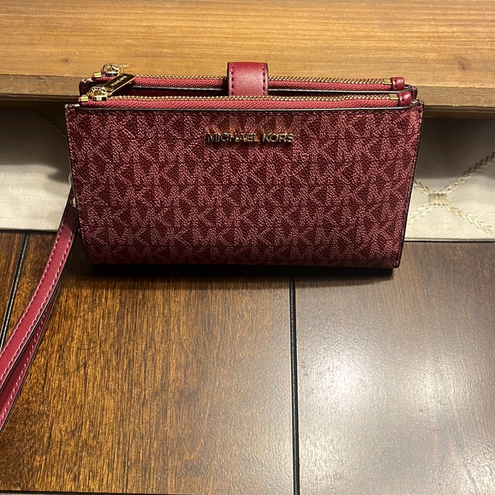 Like new Michael Kors wristlet/wallet